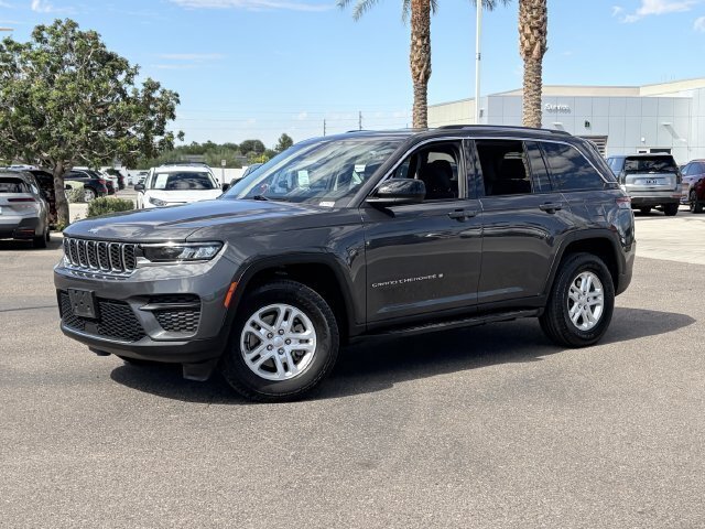 Used 2022 Jeep Grand Cherokee Laredo w/ Luxury Tech Group I AWD/4WD image 2
