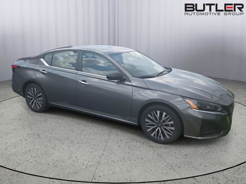 Used 2025 Nissan Altima 2.5 SV FWD image 2