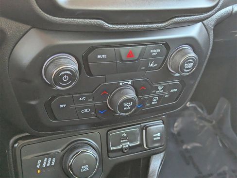 Used 2023 Jeep Renegade Latitude image 26