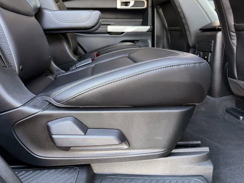 Used 2022 Ford Explorer XLT image 24