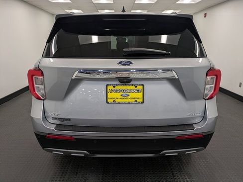 Used 2022 Ford Explorer XLT w/ Equipment Group 202A image 5
