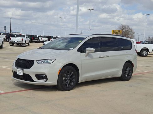 Used 2021 Chrysler Pacifica Touring w/ S Appearance Package image 7
