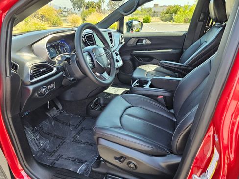 Used 2025 Chrysler Pacifica Select FWD image 16
