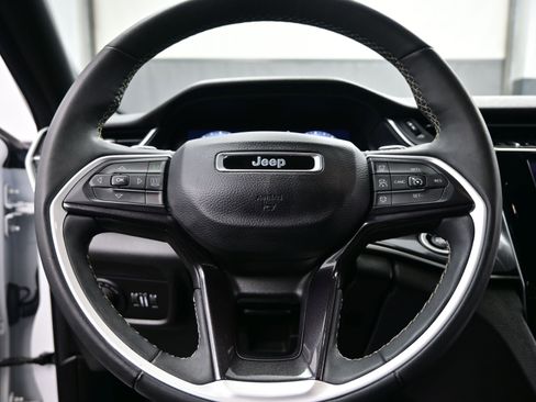 Used 2023 Jeep Grand Cherokee L Laredo image 24