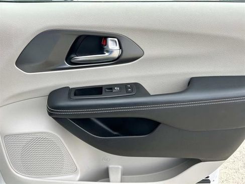 Used 2024 Chrysler Pacifica Touring-L image 19