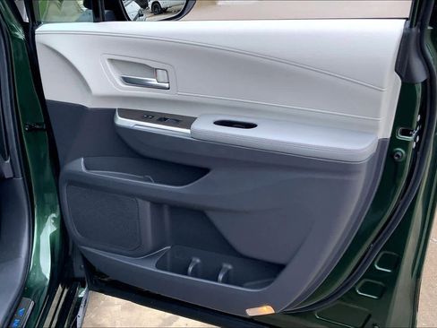 Used 2024 Toyota Sienna Limited image 21