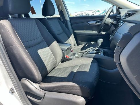 Used 2020 Nissan Rogue SV image 11