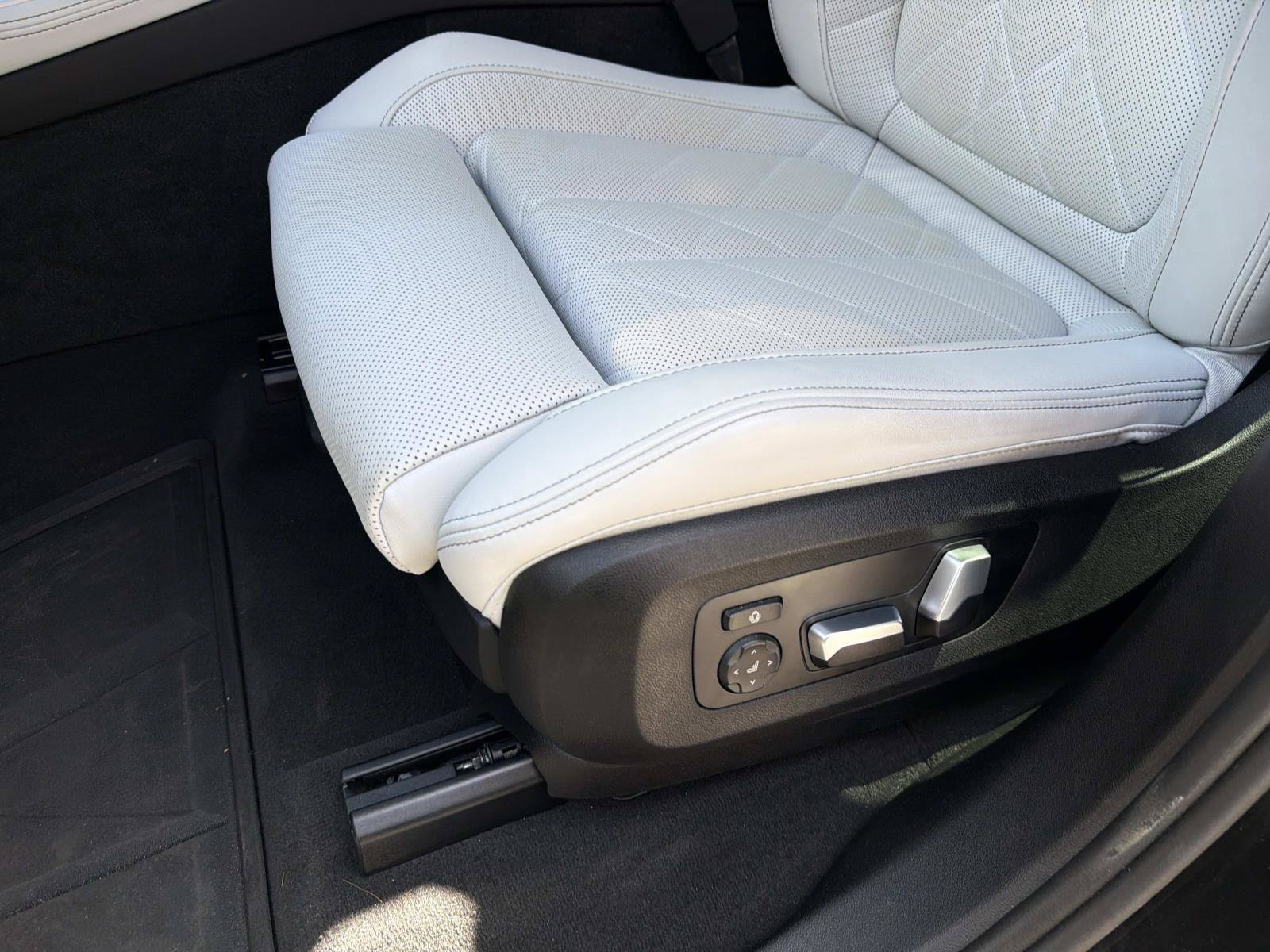 Used 2025 BMW X5 xDrive40i w/ Premium Package AWD/4WD image 18