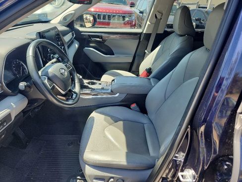 Used 2022 Toyota Highlander Limited FWD image 10
