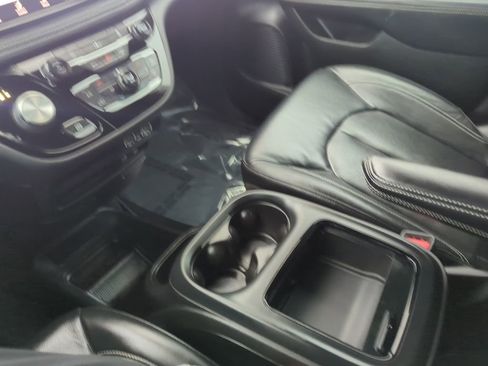 Used 2022 Chrysler Pacifica Touring-L w/ S Appearance Package image 28