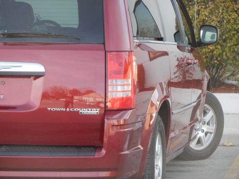Used 2010 Chrysler Town & Country Touring Plus image 17