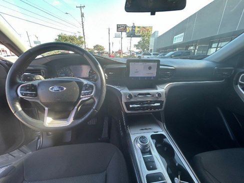 Used 2022 Ford Explorer XLT image 19