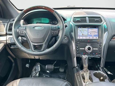 Used 2019 Ford Explorer Platinum AWD/4WD image 2
