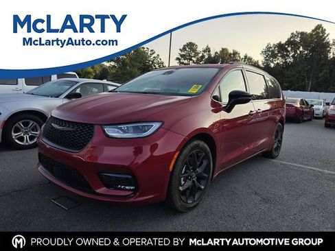 Used 2026 Chrysler Pacifica Limited w/ Uconnect Theater Family Group FWD image 1
