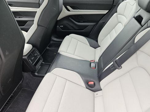 Used 2021 Porsche Taycan image 28