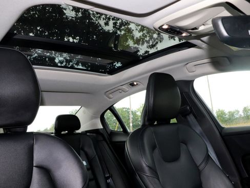 Used 2019 Volvo S60 T6 Momentum w/ Premium Package image 34