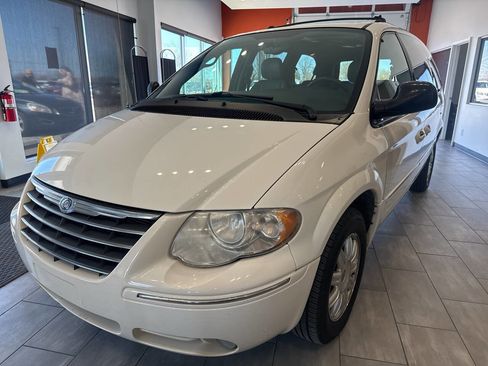 Used 2005 Chrysler Town & Country Touring w/ Luxury Group image 4