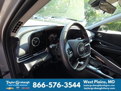 Used 2025 Hyundai Elantra SEL FWD image 14