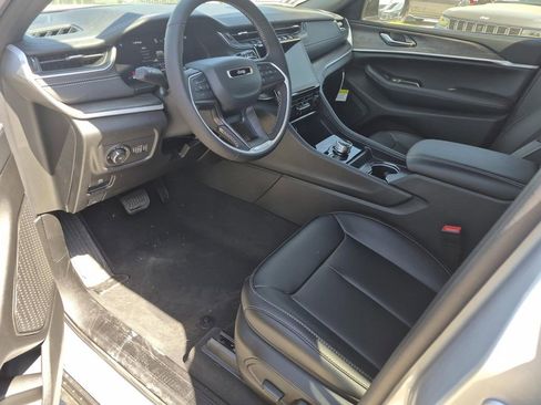New 2025 Jeep Grand Cherokee Limited image 11