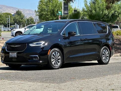 Used 2024 Chrysler Pacifica Limited FWD image 7
