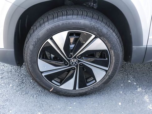New 2025 Volkswagen Taos SE image 19