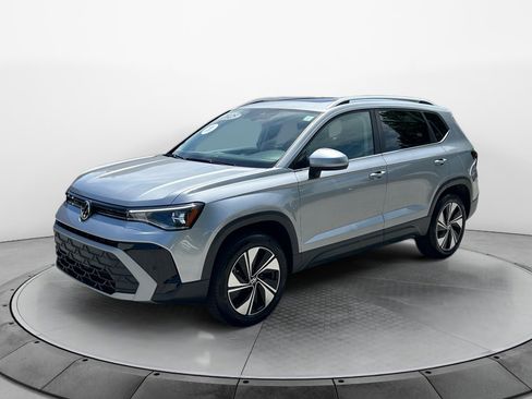 Used 2025 Volkswagen Taos SE w/ Panoramic Sunroof Package AWD/4WD image 3