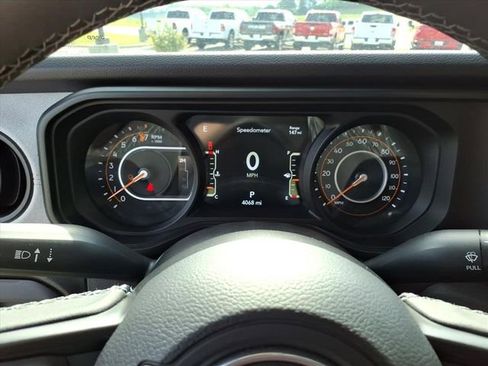 Used 2025 Jeep Gladiator Sport AWD/4WD image 17