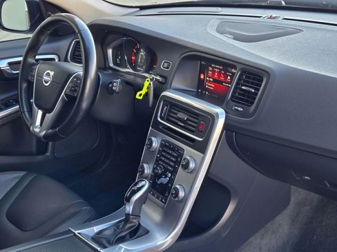 Used 2017 Volvo V60 T5 Cross Country Platinum w/ Climate Package image 23