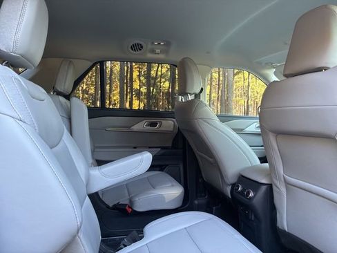 Used 2025 Ford Explorer Active w/ Active Comfort Package image 25