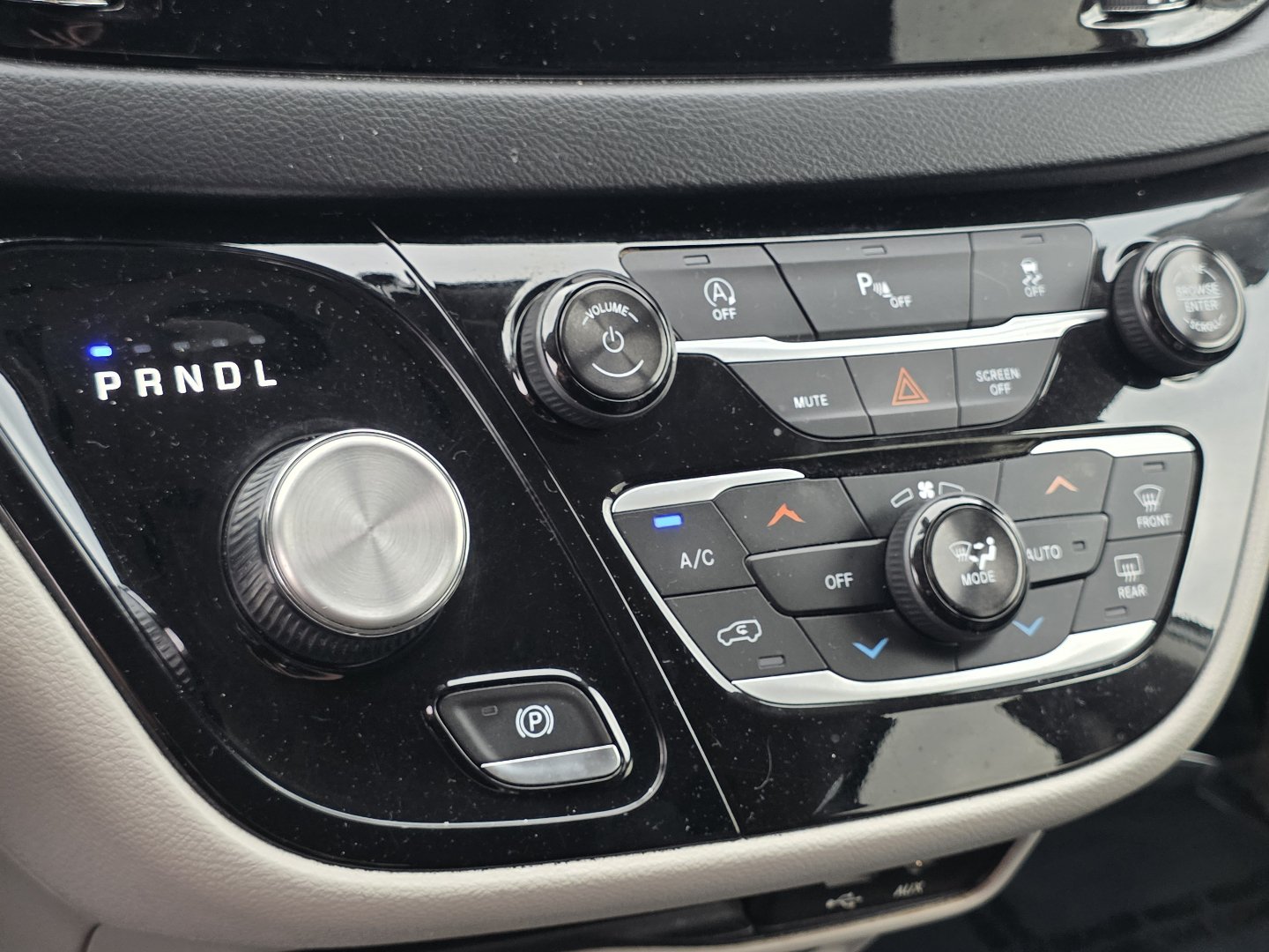 Used 2018 Chrysler Pacifica Touring-L FWD image 4