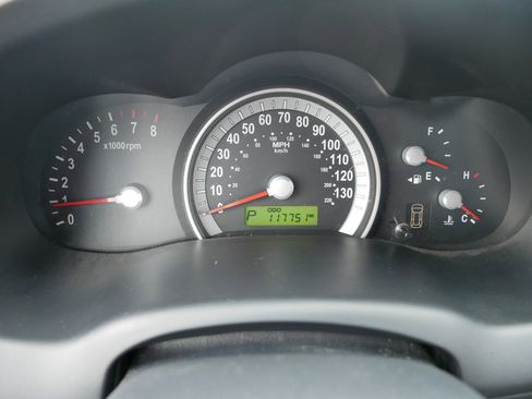 Used 2008 Hyundai Entourage image 17