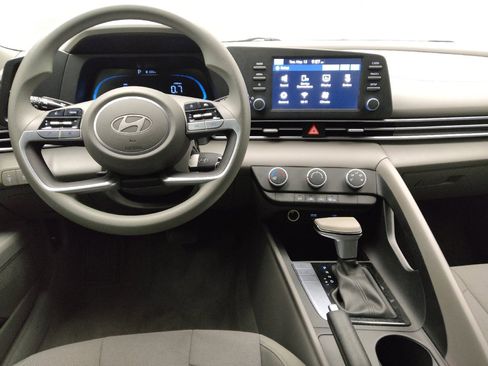 Used 2025 Hyundai Elantra SE FWD image 22