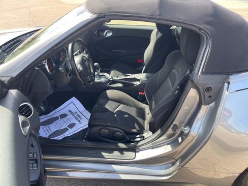 Used 2018 Nissan 370Z Roadster RWD image 9