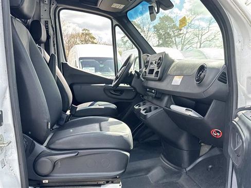 Used 2022 Mercedes-Benz Sprinter 2500 image 7