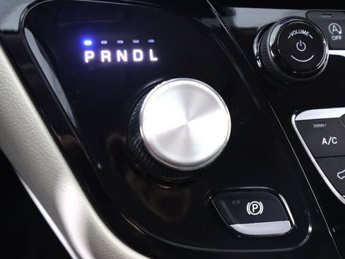 Used 2024 Chrysler Pacifica Touring-L FWD image 22