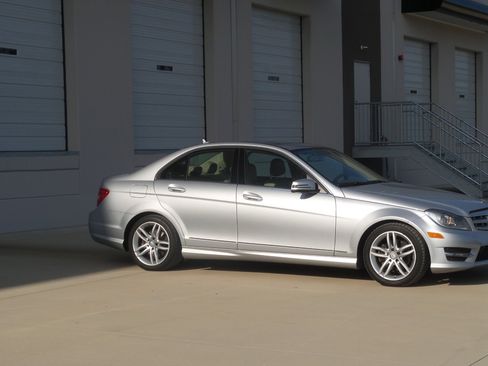 Used 2013 Mercedes-Benz C 250 Sport image 4