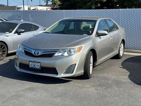 Used 2014 Toyota Camry LE FWD image 2