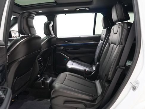 Used 2023 Jeep Grand Cherokee L Overland w/ Luxury Tech Group IV AWD/4WD image 32