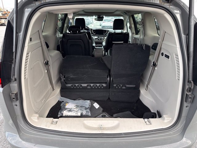 Used 2023 Chrysler Pacifica Limited w/ Uconnect Theater Family Group FWD image 9