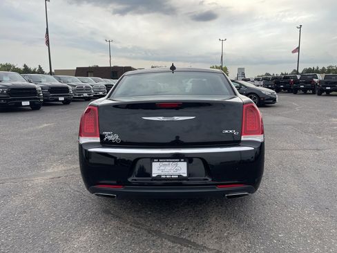 Used 2017 Chrysler 300 C image 6
