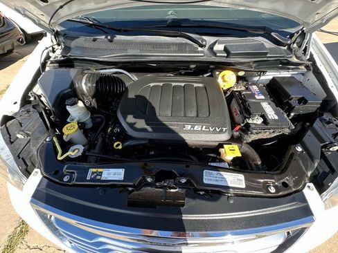 Used 2016 Chrysler Town & Country Touring FWD image 31