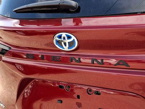 Used 2025 Toyota Sienna LE image 29