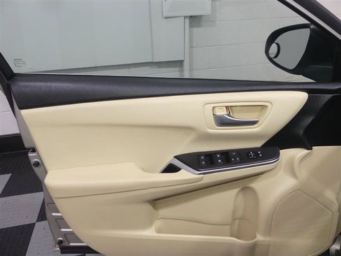 Used 2017 Toyota Camry LE FWD image 17