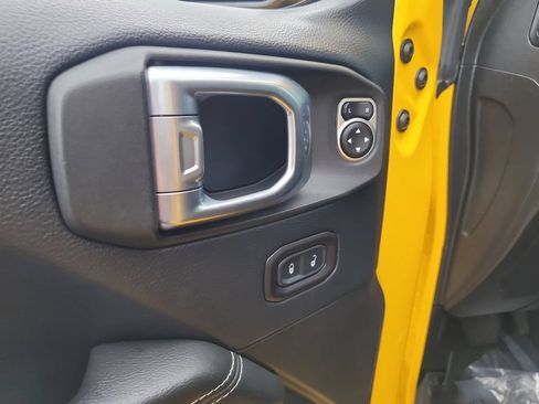 Certified 2019 Jeep Wrangler Unlimited Sahara AWD/4WD image 18