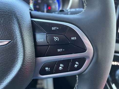 Used 2025 Chrysler Pacifica Select image 22