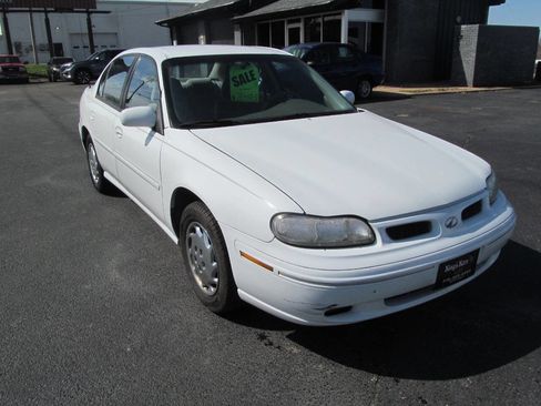 Used 1999 Oldsmobile Cutlass GL w/ Convenience Pkg FWD image 6