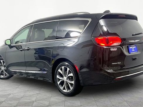 Used 2017 Chrysler Pacifica Limited w/ UConnect Theater Package FWD image 11