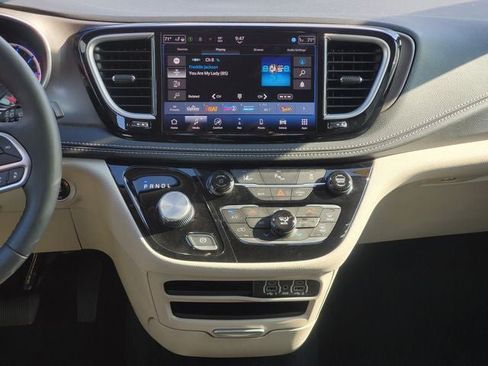 Used 2024 Chrysler Pacifica Limited FWD image 26
