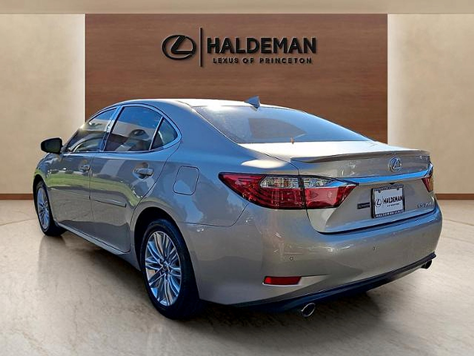 Used 2015 Lexus ES 350 w/ Luxury Package FWD image 4