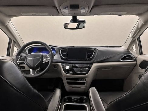 Used 2023 Chrysler Pacifica Touring-L FWD image 12